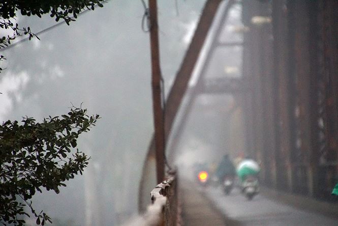 Hà Nội chìm trong sương mù và nồm ẩm